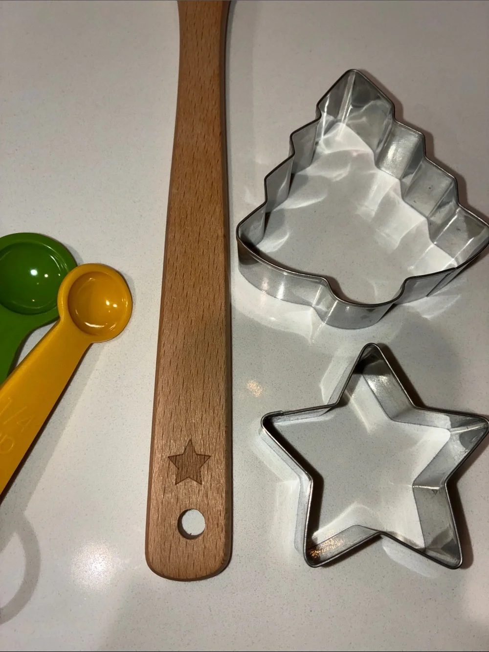 HOLIDAY TREE Silicone Spatula With Wooden Handle NWOT, Measuring Spoons &Cutters
